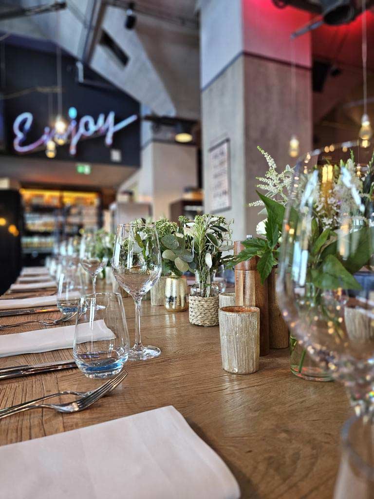 Ein gedeckter Tisch im JOSEPH'S in Köln für ein leckeres Mittagessen.