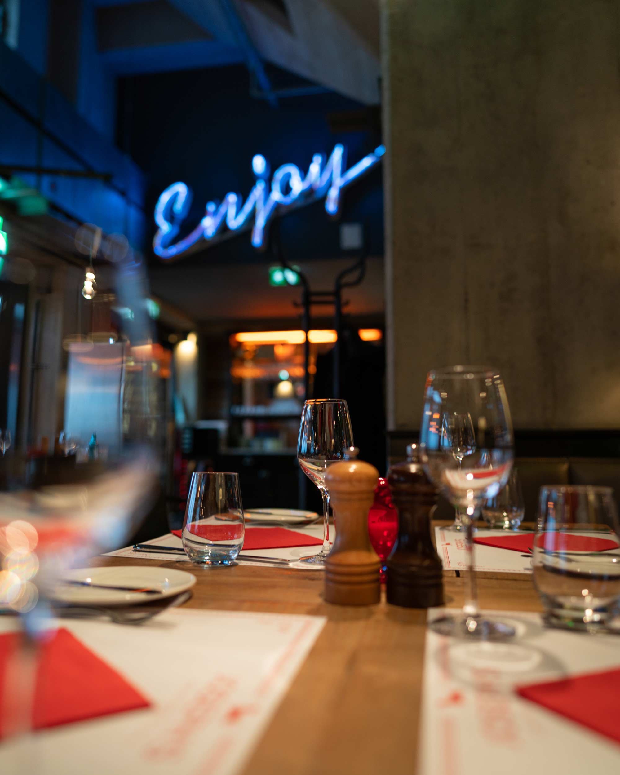 Stilvolles Ambiente im JOSEPH’S Restaurant in Köln mit elegant gedecktem Tisch – perfekt für ein Abendessen Köln