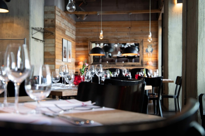 Modernes Restaurantambiente im JOSEPH’S in Köln mit Holzelementen, gedeckten Tischen und eleganter Atmosphäre – passend für ein Abendessen Köln.