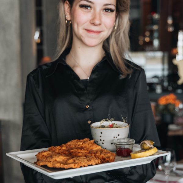 Schnitzel Köln im Joseph's: Wahlweise mit warmen Kartoffel-Gurkensalat, Pommes frittes oder Salzkartoffel in Butter und Petersilie wird das tellergroße Schnitzel dem freudig wartenden Gast serviert.